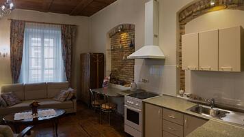 Refrigerador, cafetera y tetera y utensilios de cocina