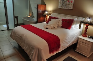 Business Room | Premium bedding, in-room safe, individually decorated - Woodpecker's Inn (Kempton Park)