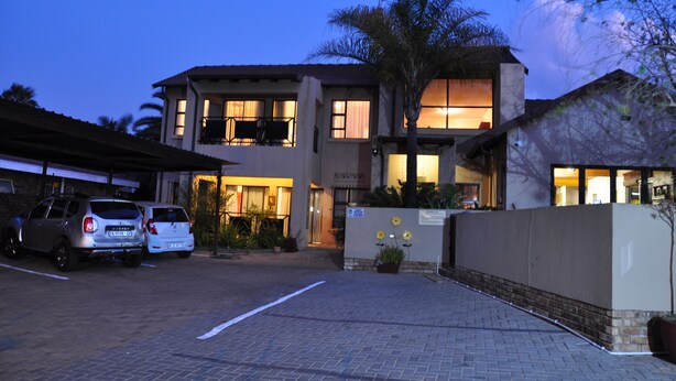 Front of property - evening/night - Woodpecker's Inn (Kempton Park)