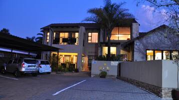 Depan hartanah - siang/malam