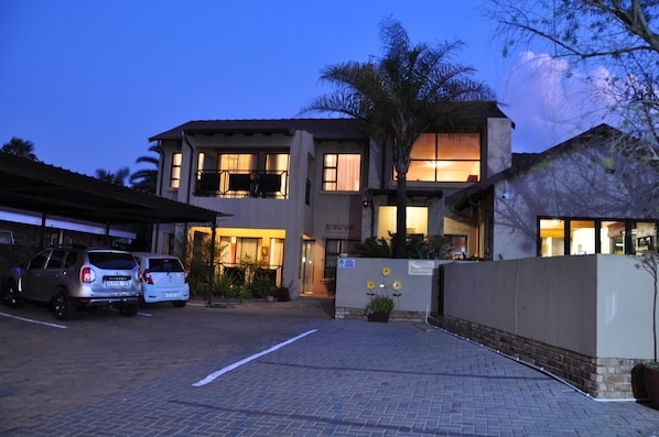 Front of property - evening/night - Woodpecker's Inn (Kempton Park)