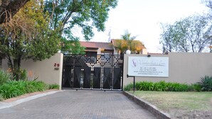 Front of property - evening/night - Woodpecker's Inn (Kempton Park)