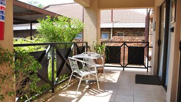 Business Room, 2 Katil Bujang (Single), Non Smoking, Patio | Pemandangan dari bilik