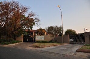Exterior - Woodpecker's Inn (Kempton Park)