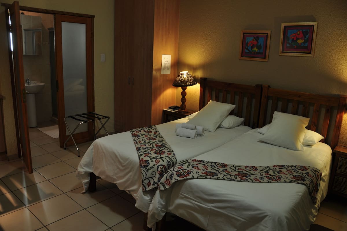 Business Room, 2 Katil Bujang (Single), Non Smoking, Patio | Peralatan tempat tidur premium, peti besi dalam bilik
