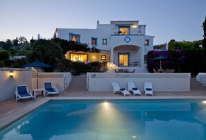 Outdoor pool, pool umbrellas - Quinta Bonita Luxury Boutique Hotel (Lagos)