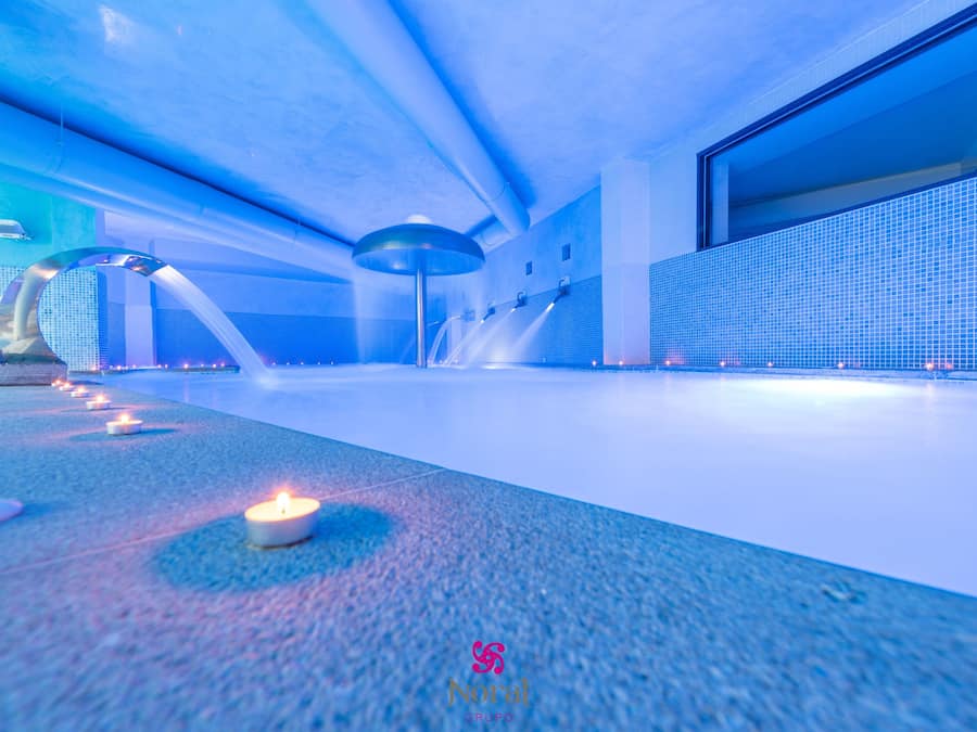 Salas de tratamiento para parejas, un sauna, una bañera de hidromasaje
