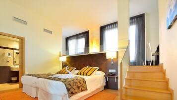 Superior tweepersoonskamer | Een minibar, een kluis op de kamer, een bureau, verduisterende gordijnen