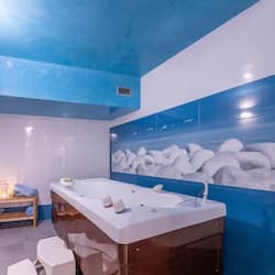 Couples treatment room(s), sauna, hot tub, Turkish bath/hammam