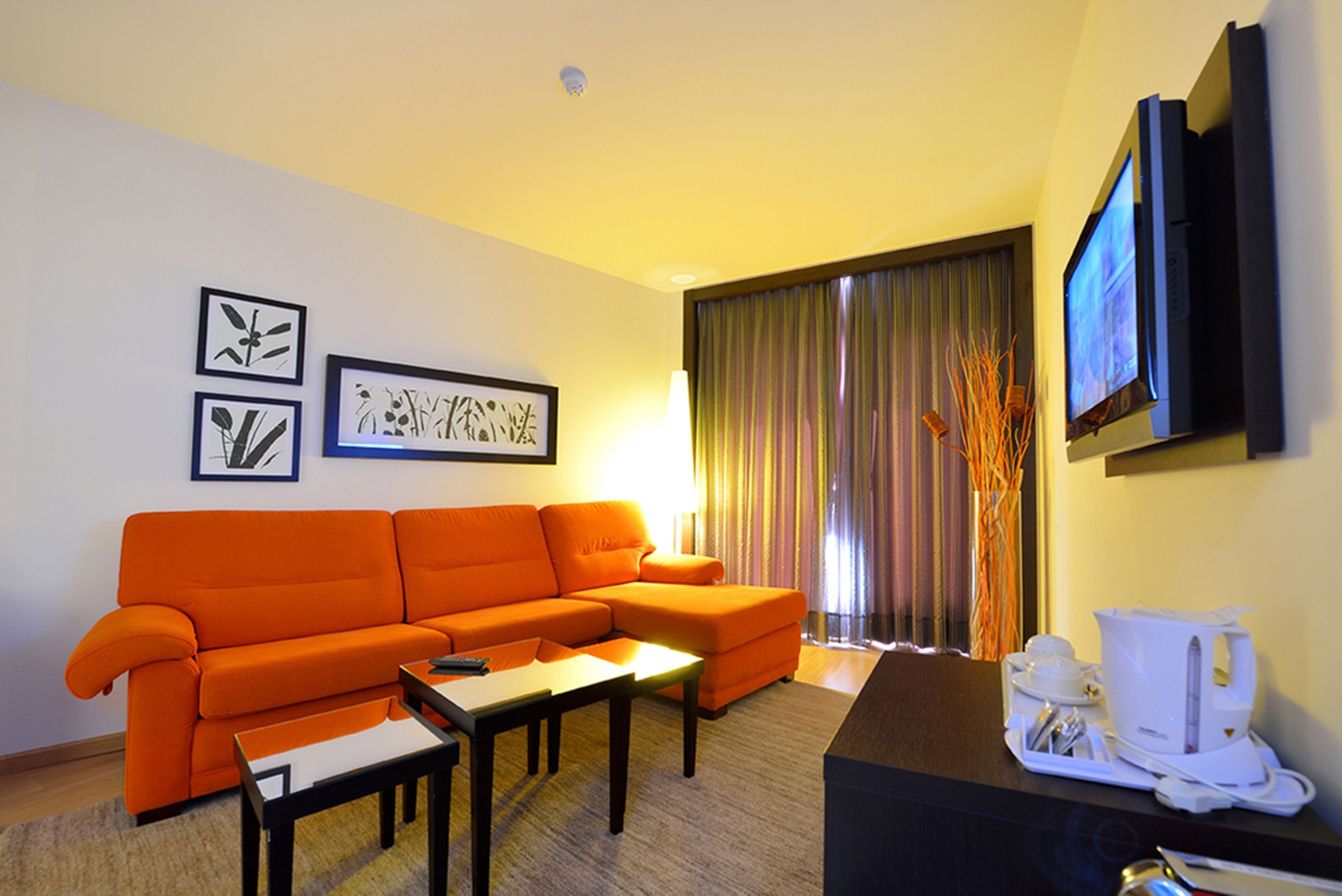 Suite | Een minibar, een kluis op de kamer, een bureau, verduisterende gordijnen