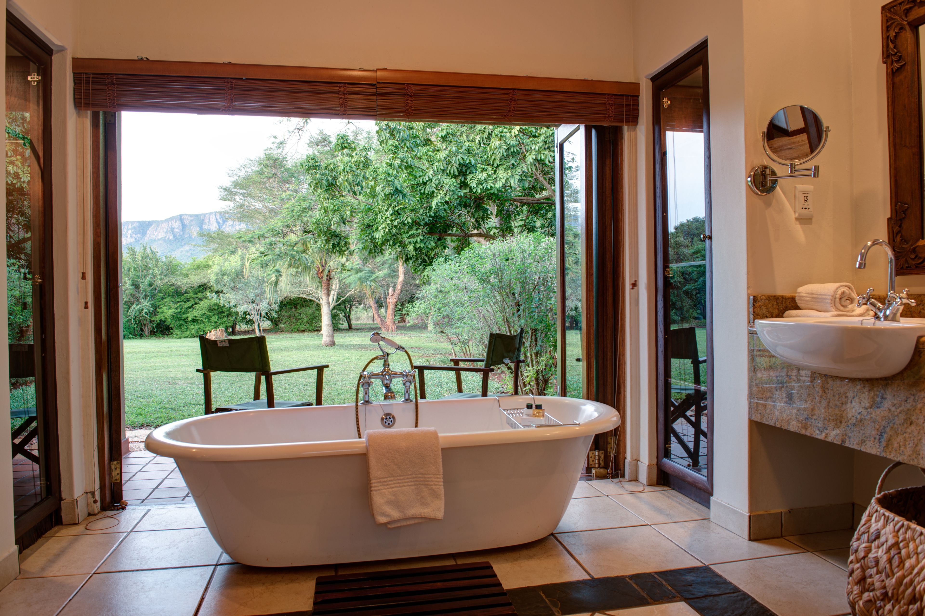 obonjeni suite | deep-soaking bathtub