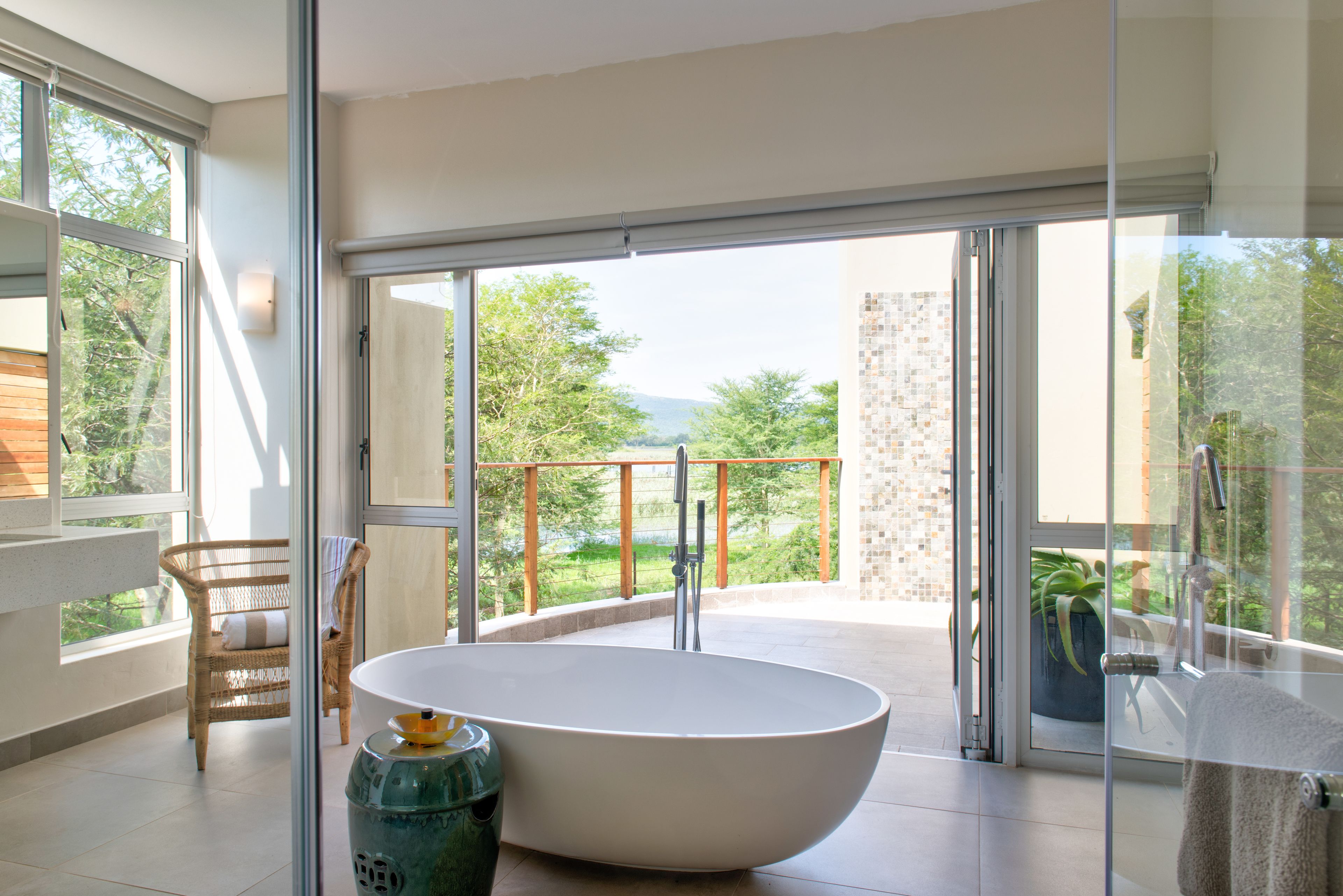Tshaneni Suite | Bathroom | Shower, free toiletries, hair dryer, bathrobes