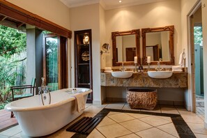 Obonjeni Suite | Bathroom | Shower, free toiletries, hair dryer, bathrobes