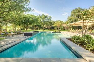 2 室外游泳池，池畔遮阳伞，日光浴躺椅