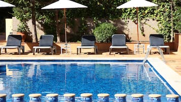 Outdoor pool, pool loungers