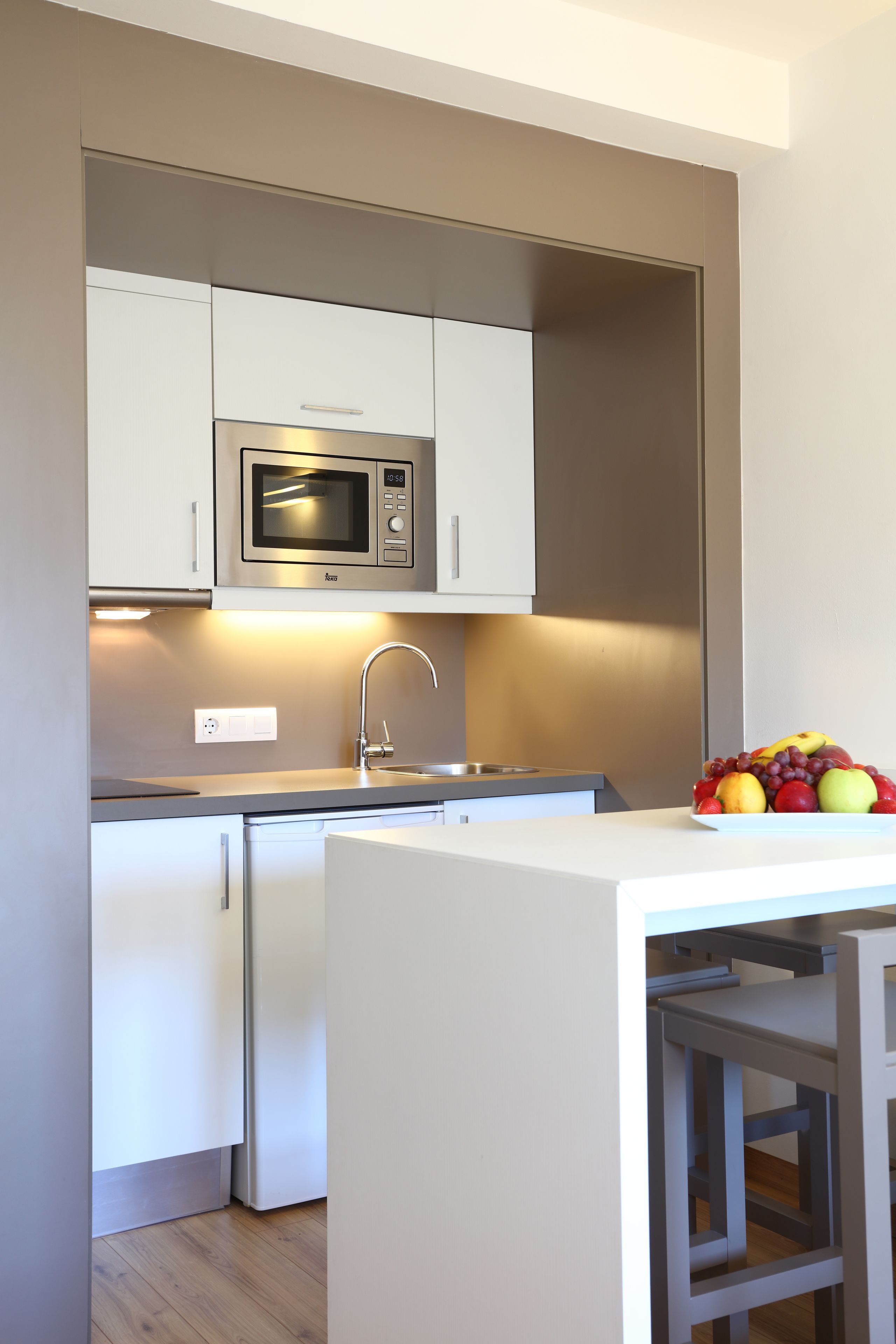 Individualmente mobiliados, escrivaninha, cortinas blackout