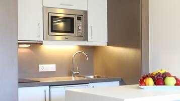Individualmente mobiliados, escrivaninha, cortinas blackout