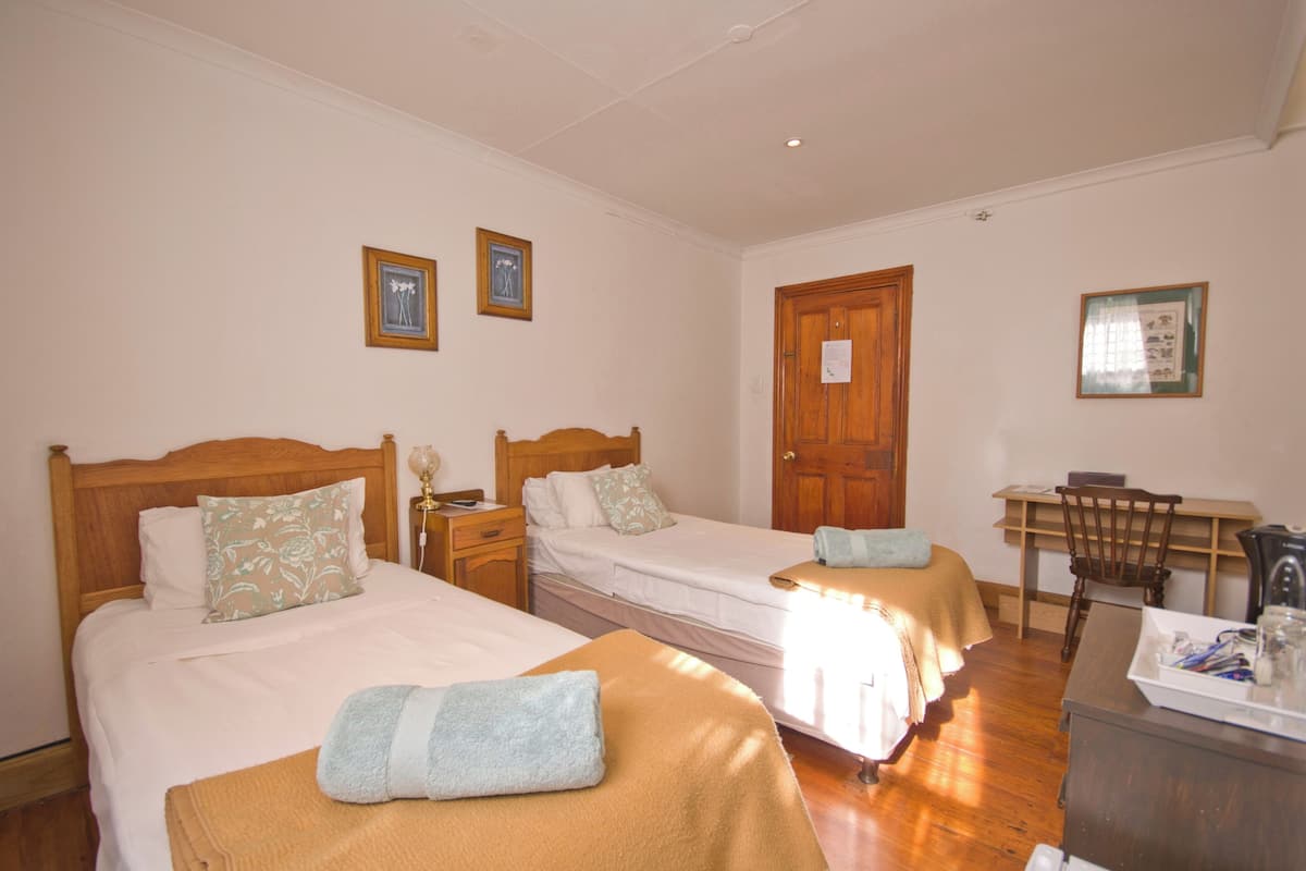 Habitación con 2 camas individuales | 10 habitaciones, muebles diferentes, cortinas blackout y wifi gratis