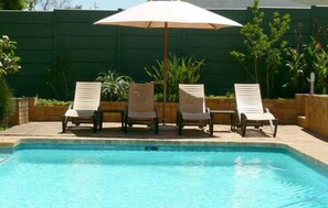 2 piscines a l'aire lliure (horari: 06:00-22:00), para-sols i gandules 