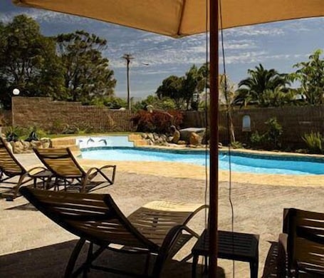 2 piscinas al aire libre, sombrillas, sillones reclinables de piscina