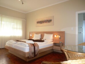 In-room safe, desk, laptop workspace, blackout drapes - Hajo's Lodge & Spa (Cape Town)