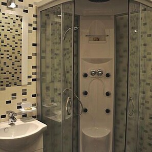 Dusche, Regendusche, Haartrockner, Handtücher