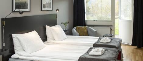 Basic tvåbäddsrum - 2 enkelsängar | 1 sovrum, skrivbord, arbetsyta för laptop och mörkläggningsgardiner