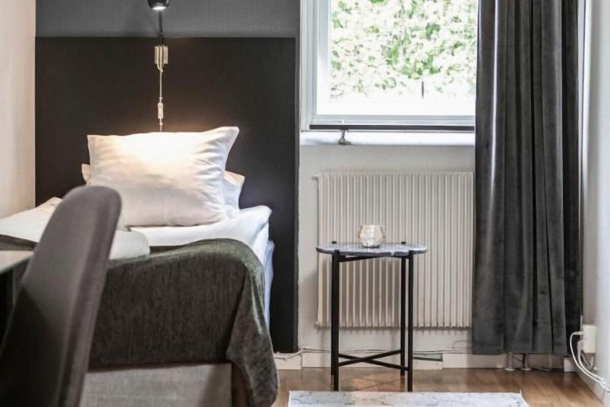 1 bedroom, desk, laptop workspace, blackout drapes