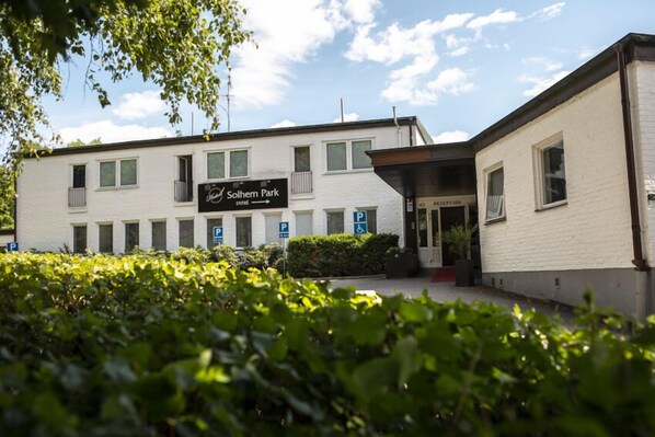 A building with a sign reading "Solhem Park" and multiple parking signs. - Hotell Solhem Park (Borås)