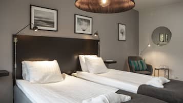 Fyrbäddsrum | 1 sovrum, skrivbord, arbetsyta för laptop och mörkläggningsgardiner