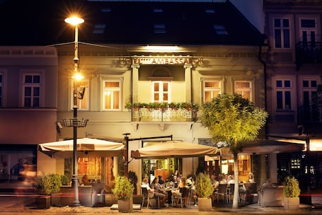 Fachada de la propiedad por la tarde o noche