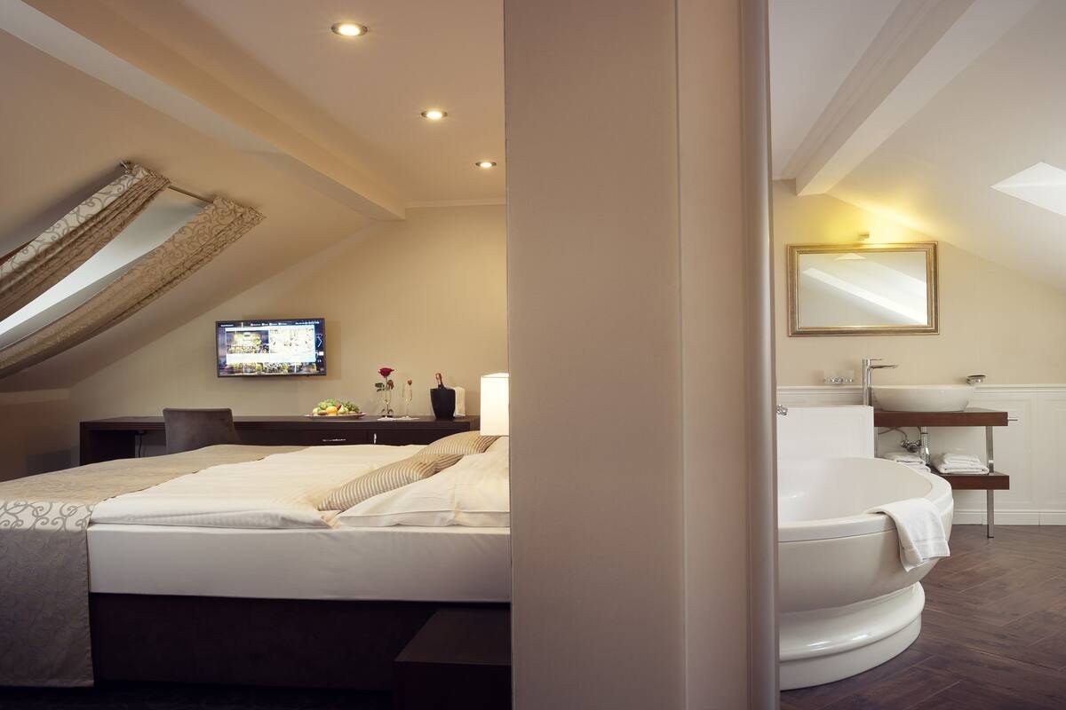 deluxe double room, 1 king bed | minibar, in-room safe, desk, soundproofing