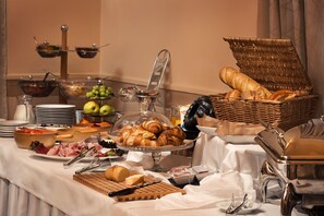 Tägliches Frühstücksbuffet (12 EUR pro Person)