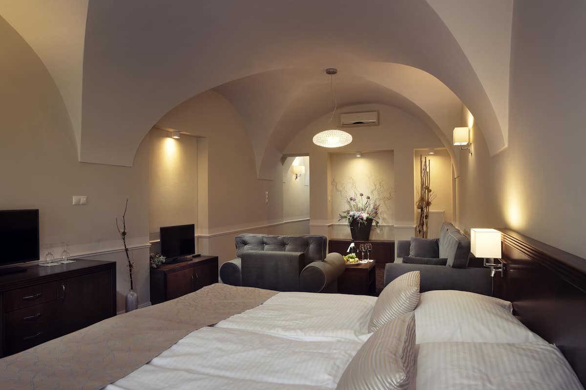 suite | minibar, in-room safe, desk, soundproofing