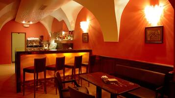 Un restaurante con barra, mesas en cabinas y mostrador.
