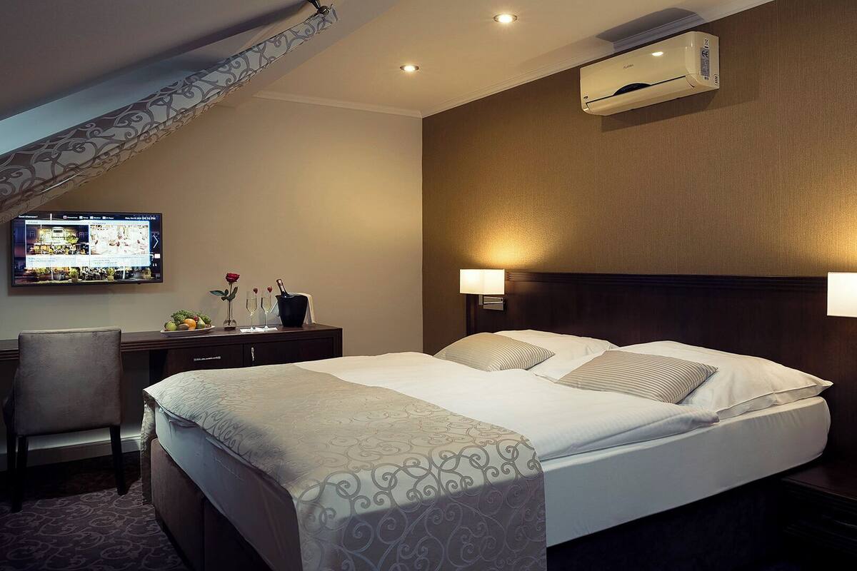 Deluxe Double Room, 1 King Bed | Minibar, in-room safe, desk, soundproofing