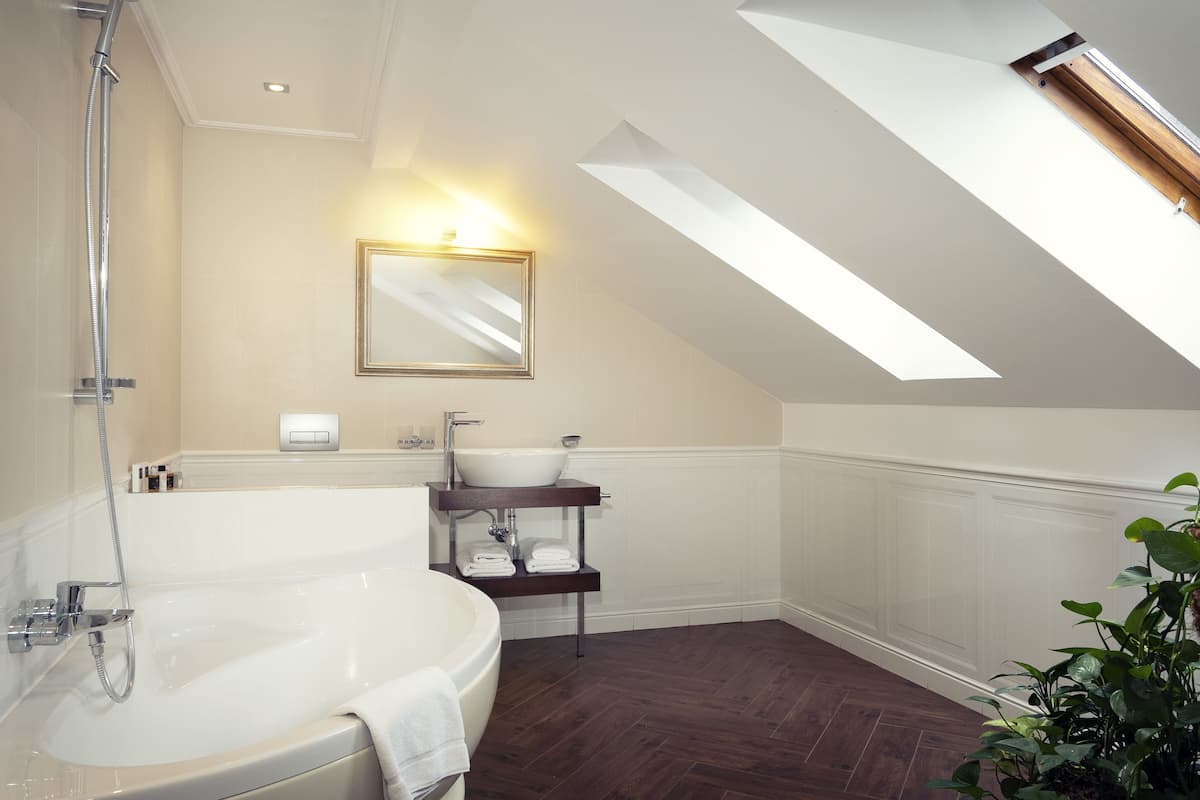 Deluxe Double Room, 1 King Bed | Bathroom | Free toiletries, hair dryer, towels