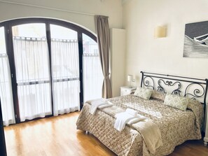 Superior Suite, 1 Bedroom, Kitchen, Courtyard View | Pillowtop beds, in-room safe, individually decorated - Relais Palazzo Paleologi - Secolo XIV (Lu e Cuccaro Monferrato)