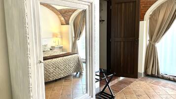 Superior Suite, 1 Bedroom, Kitchen, Courtyard View | Pillow-top beds, in-room safe, individually decorated