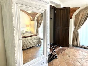 Superior Suite, 1 Bedroom, Kitchen, Courtyard View