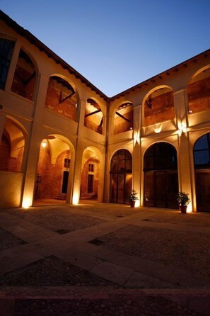 Lobby lounge - Relais Palazzo Paleologi - Secolo XIV (Lu e Cuccaro Monferrato)