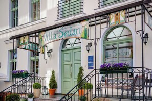 Un edificio con una puerta verde y un letrero que dice "Villa Sedan".