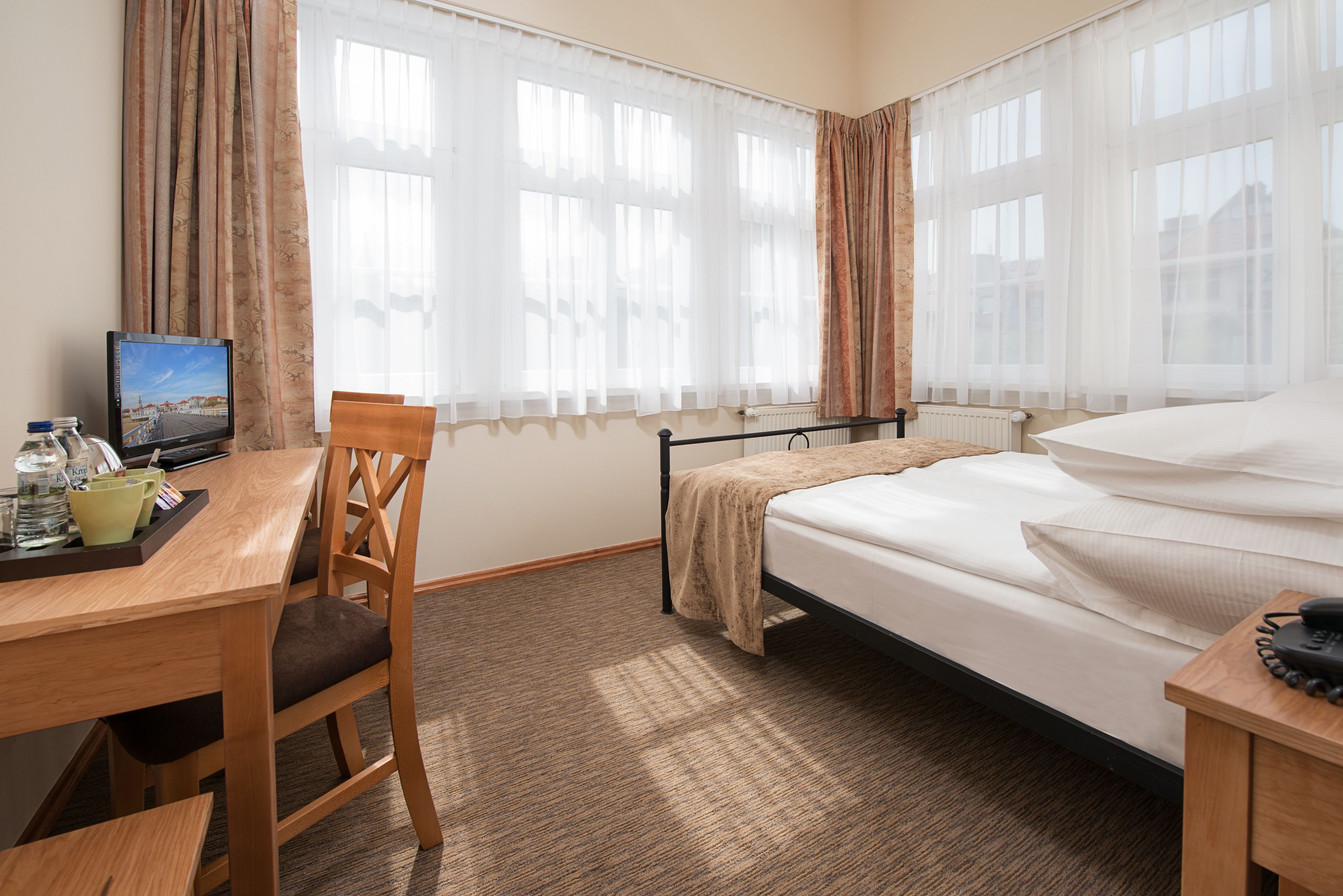 classic single room | 1 bedroom, pillow-top beds, blackout curtains, iron/ironing board