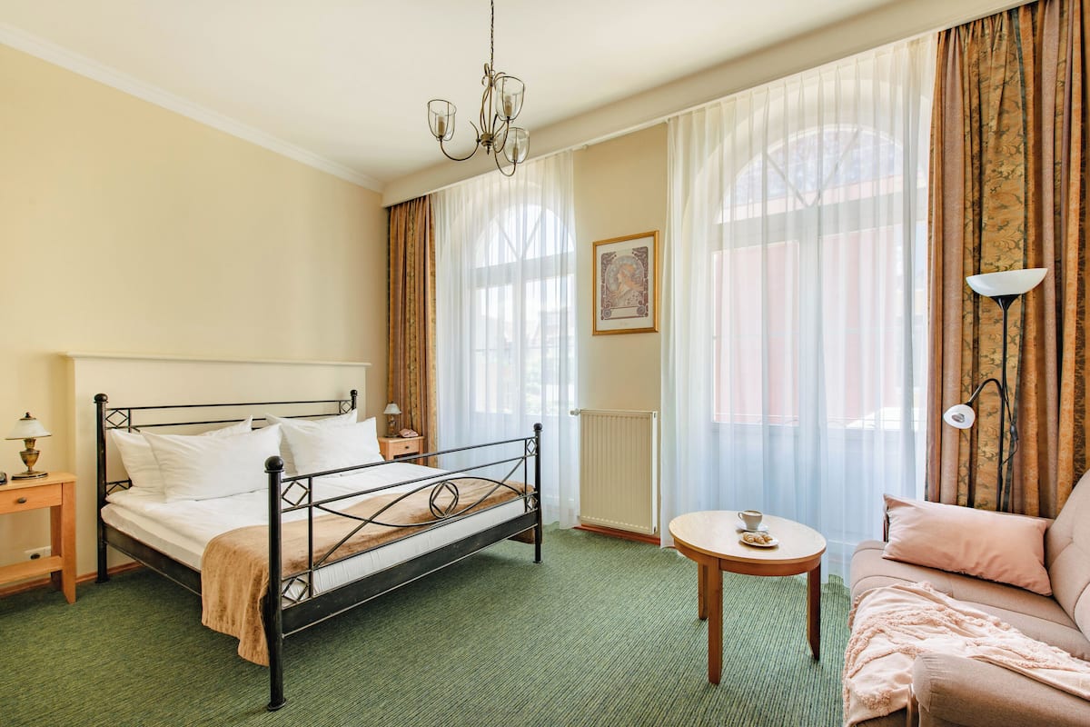 deluxe double room, 1 double bed | 1 bedroom, pillow-top beds, blackout curtains, iron/ironing board