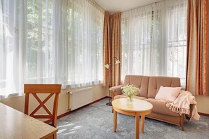 Familierom | Senger med overmadrass, blendingsgardiner og strykejern/-brett