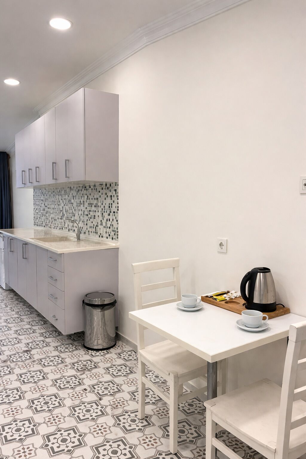 Quarto superior, 2 quartos, sacada, vista para a cidade | Cozinha privada | Frigobar