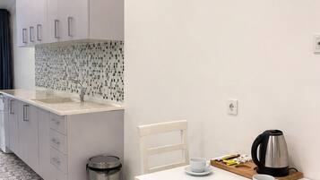 Quarto superior, 2 quartos, sacada, vista para a cidade | Cozinha privada | Frigobar