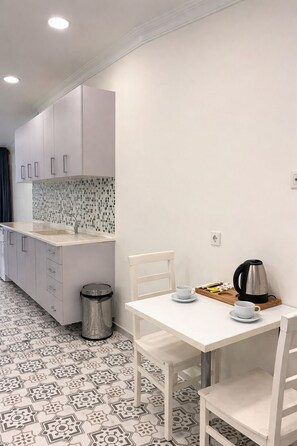 Habitación superior, 2 habitaciones, balcón, vista a la ciudad | Cocina privada | Frigobar 