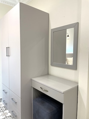 Caja de seguridad en la habitación y sistema de insonorización 