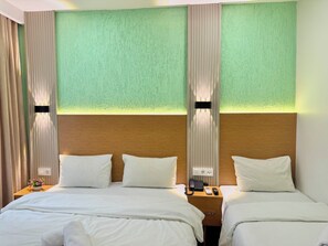 Quarto triplo standard | Cofres nos quartos, quartos à prova de som